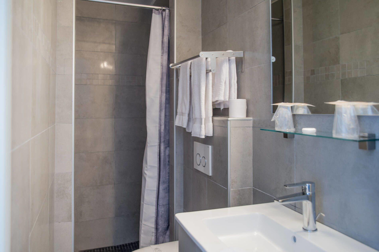 Bathroom 4, Hôtel Triton, Pyrénées-Orientales
