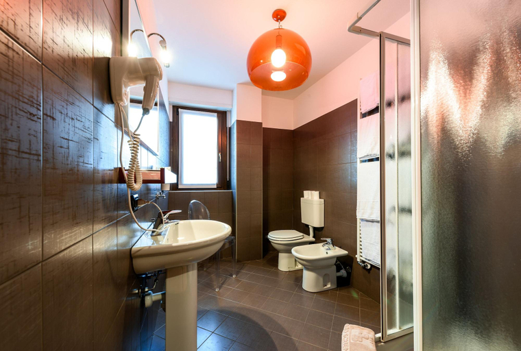 Bathroom 4, Hotel Schenatti, Sondrio