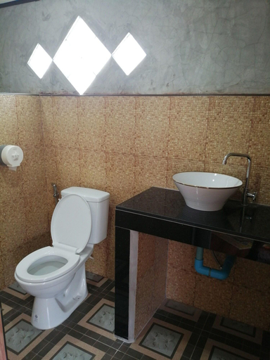 Bathroom 4, Yotin Guest House, Muang Trat