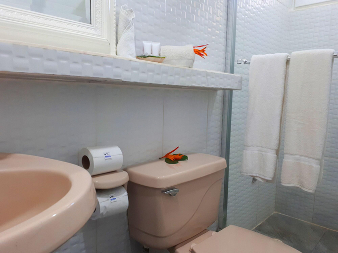 Bathroom 5, Las Olas Beach Resort, Alanje