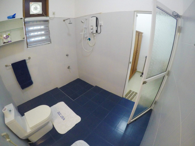Bathroom 4, West Dene, Negombo
