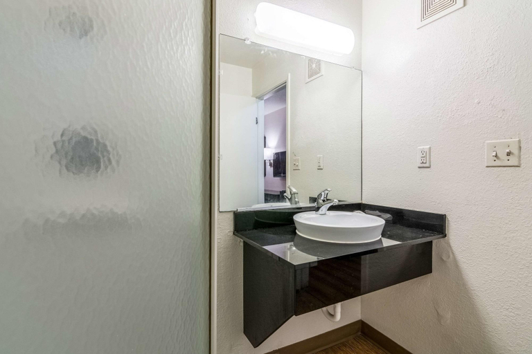 Bathroom 4, Motel 6 Lumberton, NC, Robeson