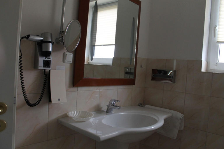 Bathroom 5, Vier Jahreszeiten Bensersiel, Wittmund