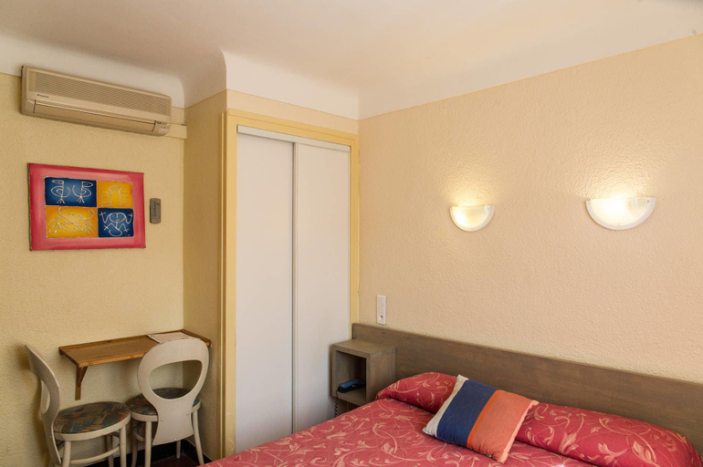 Bedroom 3, Hôtel Triton, Pyrénées-Orientales