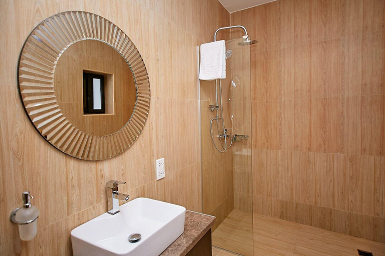 Bathroom 5, The Cabin Hotel, Accra