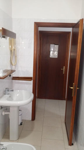 Bathroom 4, Flying Hotel, Torino