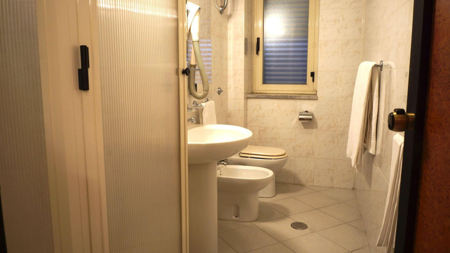 Bathroom 5, Hotel Scigliano, Cosenza