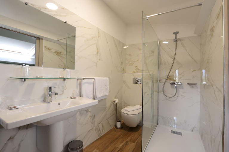 Bathroom 4, Hôtel La Palma, Haute-Corse