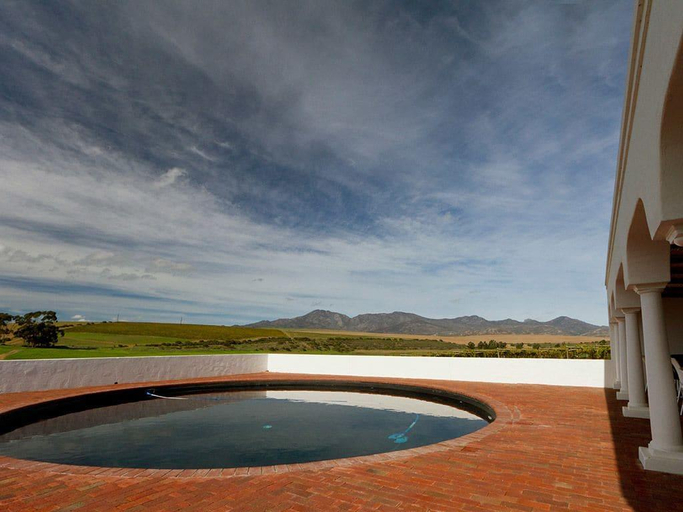 Sport & Beauty, Endless Vineyards at Wildekrans Wine Estate, Overberg
