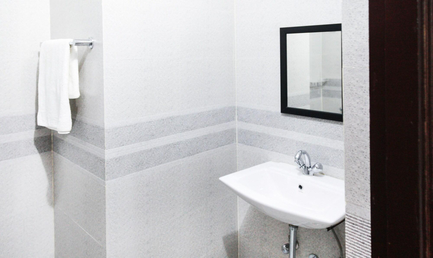 Bathroom 3, Treebo Trip Annaya Royals Lucknow, Lucknow