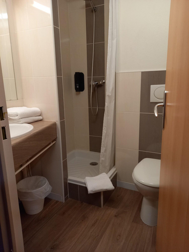 Bathroom 5, B&B HOTEL Saint-Etienne Monthieu, Loire