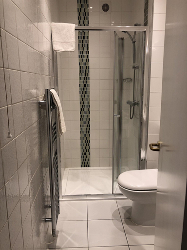 Bathroom 4, The Rugby Hotel, Warwickshire