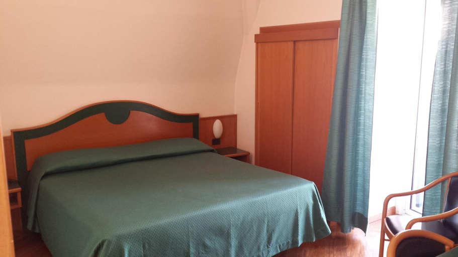 Bedroom 4, Hotel Riviera, Genova