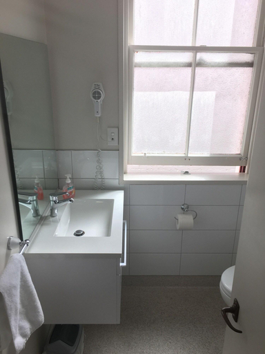 Bathroom 4, Motel On Carroll, Dunedin