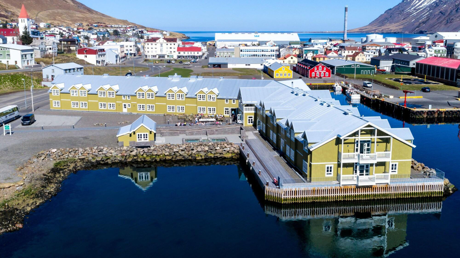 Exterior & Views