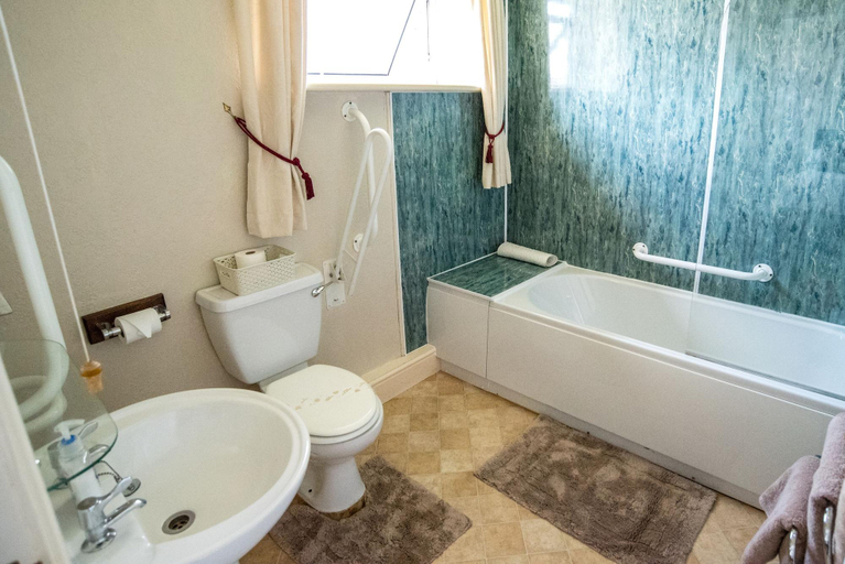 Bathroom 4, Holcombe Guest House, North Lincolnshire