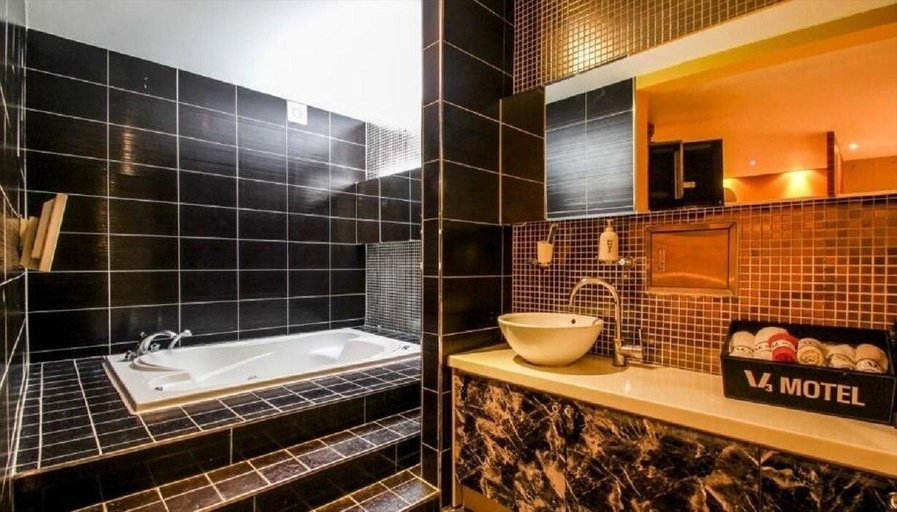 Bathroom 5, V3 Motel, Gimhae