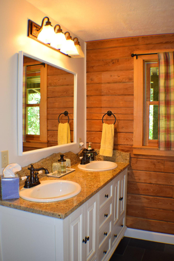 Bathroom 5, Creekside Paradise Bed and Breakfast, Graham