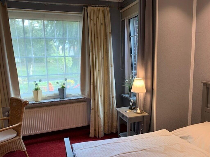 Bedroom 3, Hotel Am Elisabethufer, Friesland