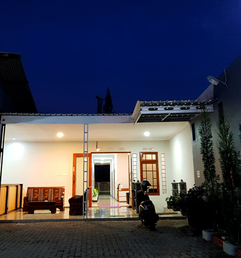 Exterior & Views 2, Nusa Indah Homestay Syariah by Innapps, Malang