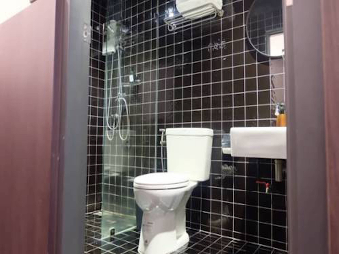 Bathroom 5, Four Sisters Homestay, Khlong San