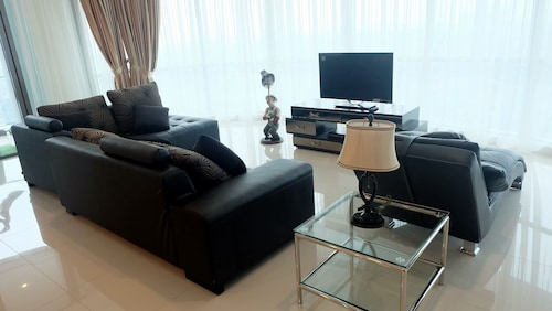 Luxury Spacious St. Moritz Presidential Puri, Jakarta Barat