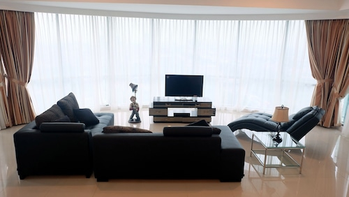 Luxury Spacious St. Moritz Presidential Puri, Jakarta Barat