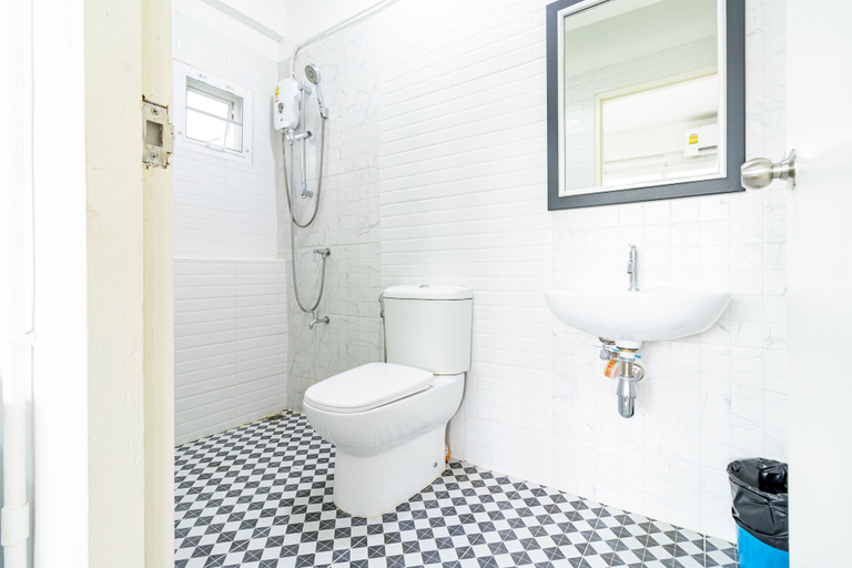 Bathroom 4, Ze Residence Bang Aor Station near by Yanhee Hospital, Bang Plad