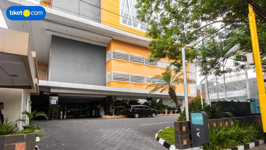 Exterior & Views 11