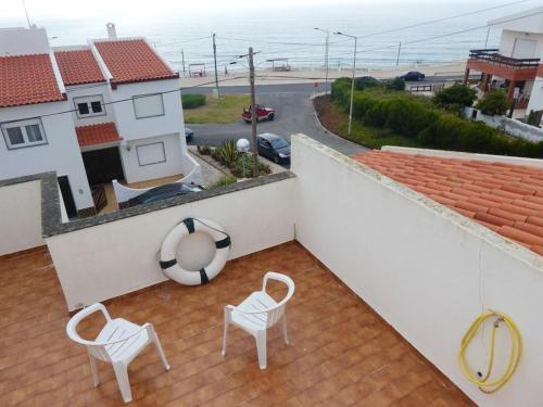 5 bedrooms house at A dos Cunhados 50 m away from the beach with sea view shared pool and enclosed g, Torres Vedras