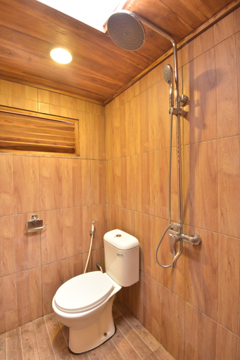 Bathroom 5, Villa Omah Kayu With Bromo Mountain View, Probolinggo