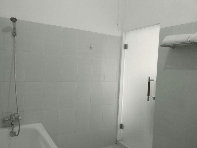 Bathroom 4, Kawi Surapatha Hotel, Malang