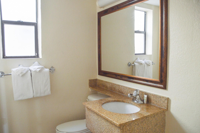 Bathroom 4, La Bella Oceanfront Inn, Volusia