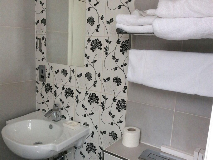 Bathroom 5, The Fitzrovia Belle Hotel, London