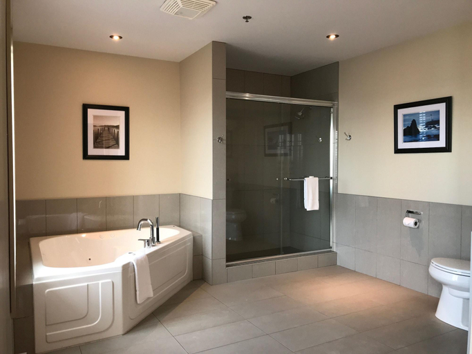 Bathroom 4, Château Arnaud, Sept-Rivières--Caniapiscau