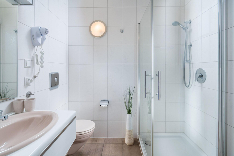Bathroom 4, Hotel-Restaurant Zur Kanne, Rhein-Pfalz-Kreis