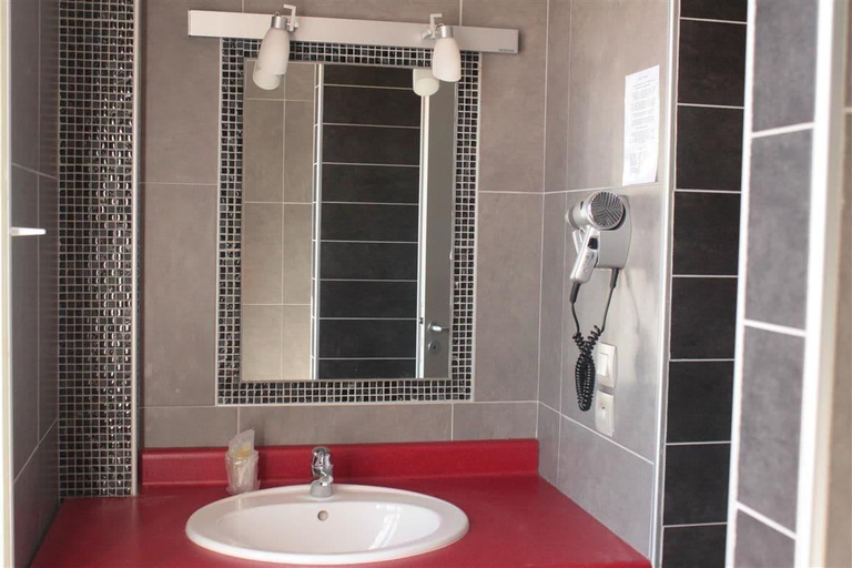 Bathroom 3, Hotel Mendy, Pyrénées-Atlantiques