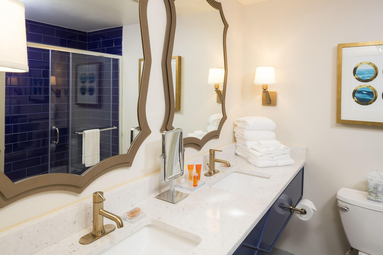 Bathroom 4, Hotel 1620 Plymouth Harbor, Plymouth