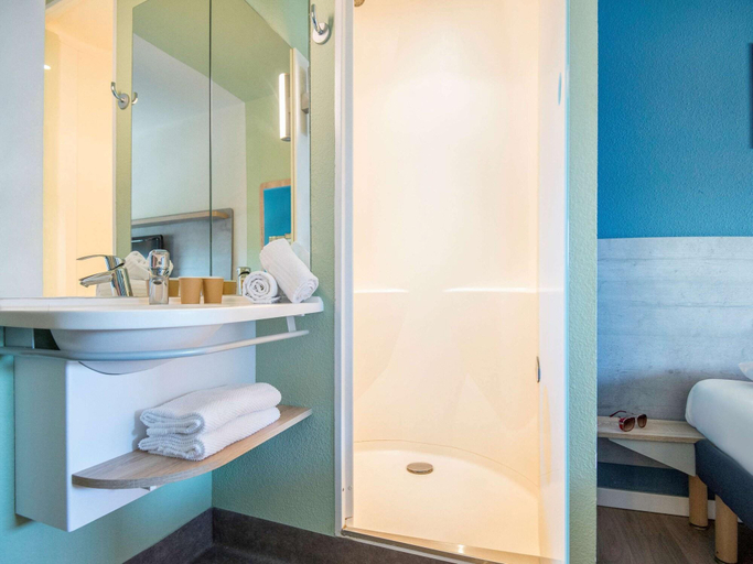 Bathroom 3, Ibis Budget Pertuis Portes Du Luberon, Vaucluse