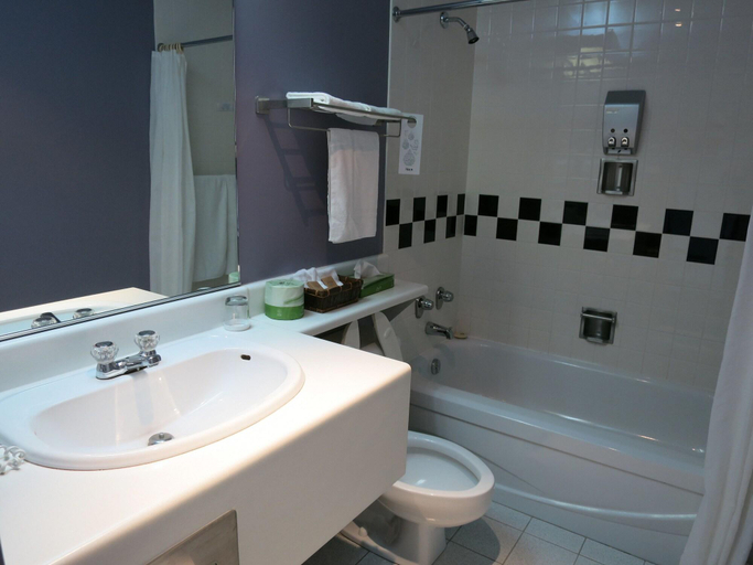 Bathroom 4, Fort Prevel, La Côte-de-Gaspé