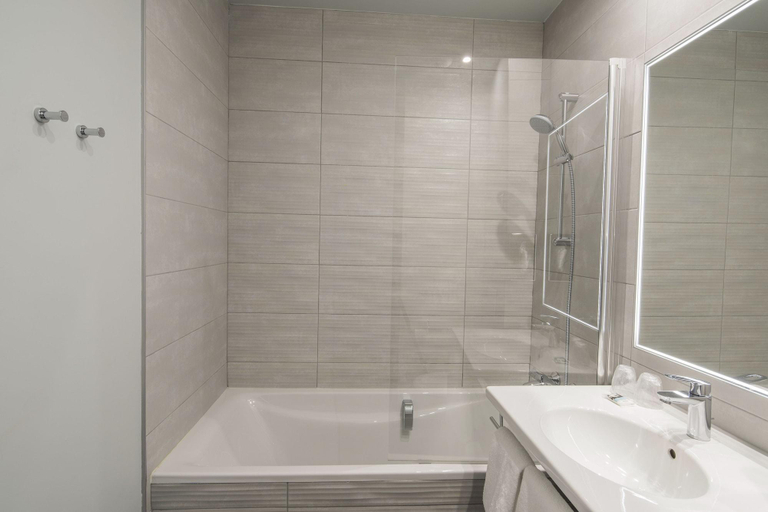 Bathroom 4, Hotel Mercure Paris Suresnes Longchamp, Hauts-de-Seine