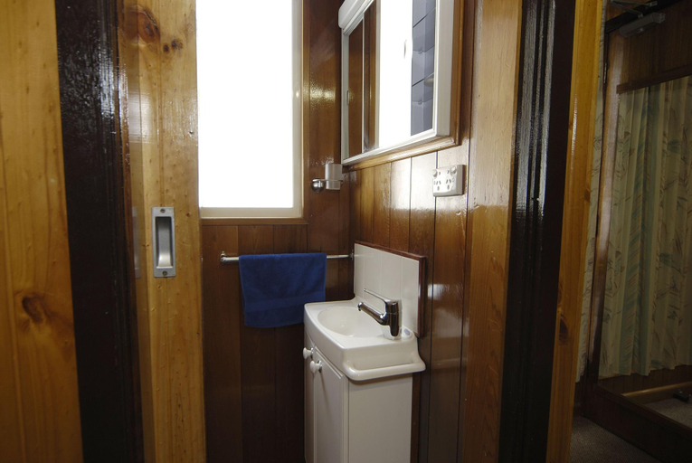 Bathroom 4, Karelia Alpine Lodge, Falls Creek Alpine Resort