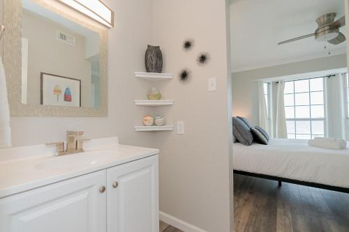 Balcony with Beachview, 2 Pools, Cruise Parking, Galveston