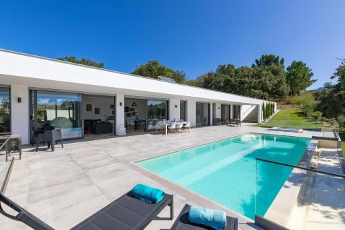 Elegant Villa with infinity pool & hot tub, Óbidos