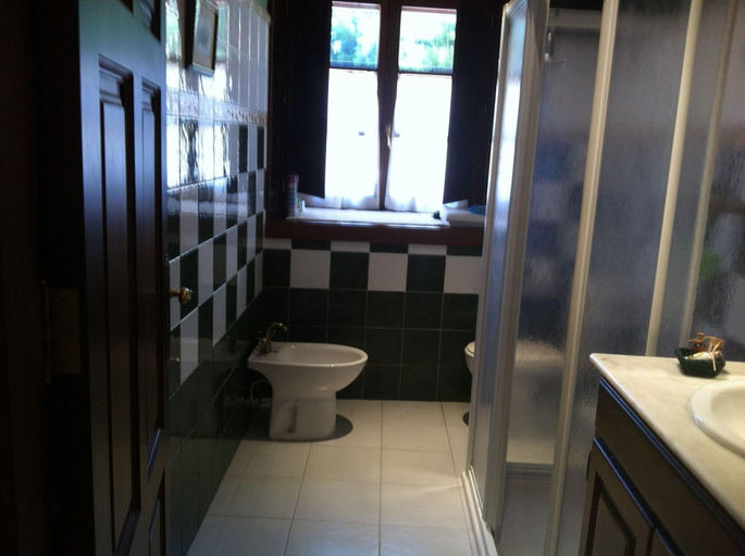 Bathroom 4, Posada Punta Ballota, Cantabria