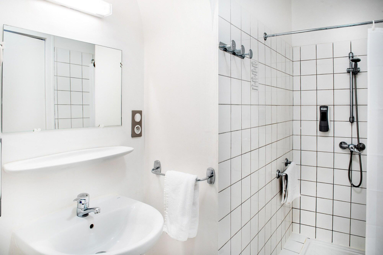 Bathroom 4, Hotel Metropole, Hautes-Pyrénées