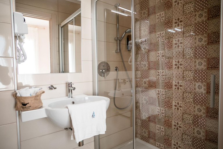 Bathroom 5, Hotel Albatros, Venezia