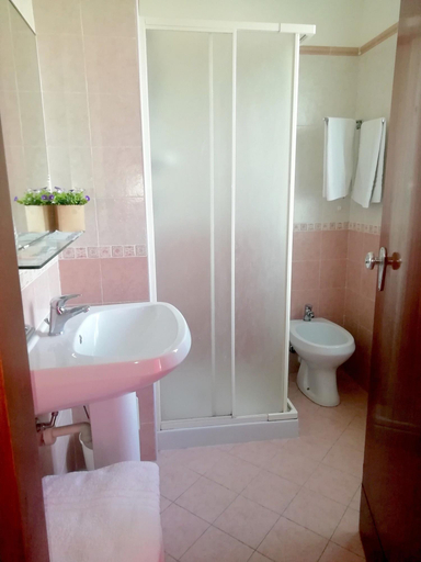 Bathroom 5, Hotel Rita, Ravenna