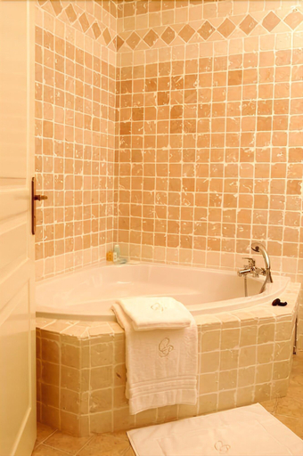 Bathroom 4, Le Clos de Pradines, Gard