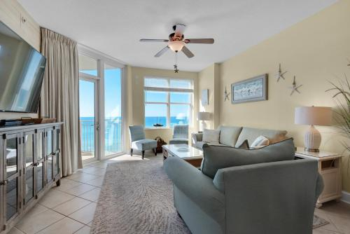 610-Renovated Jan 2018. LR, MBR open to Gulf. 70" TV, Bay